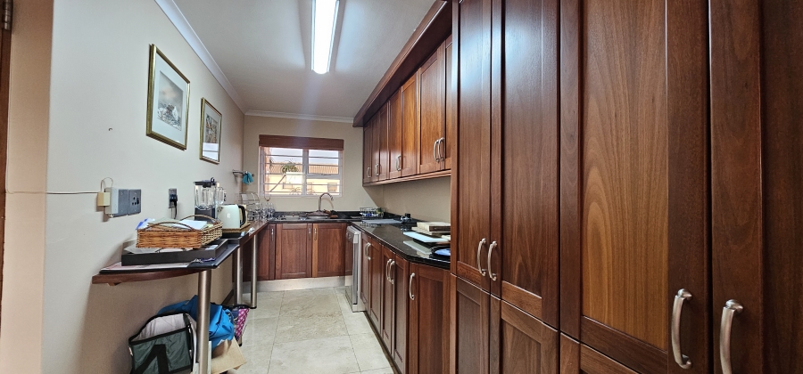 5 Bedroom Property for Sale in Middedorp Western Cape